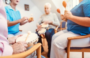 Betreuungsgruppen für Demenzkranke in der Fachstelle für pflegende Angehörige München Nord | © adobestock_kzenon_291717970