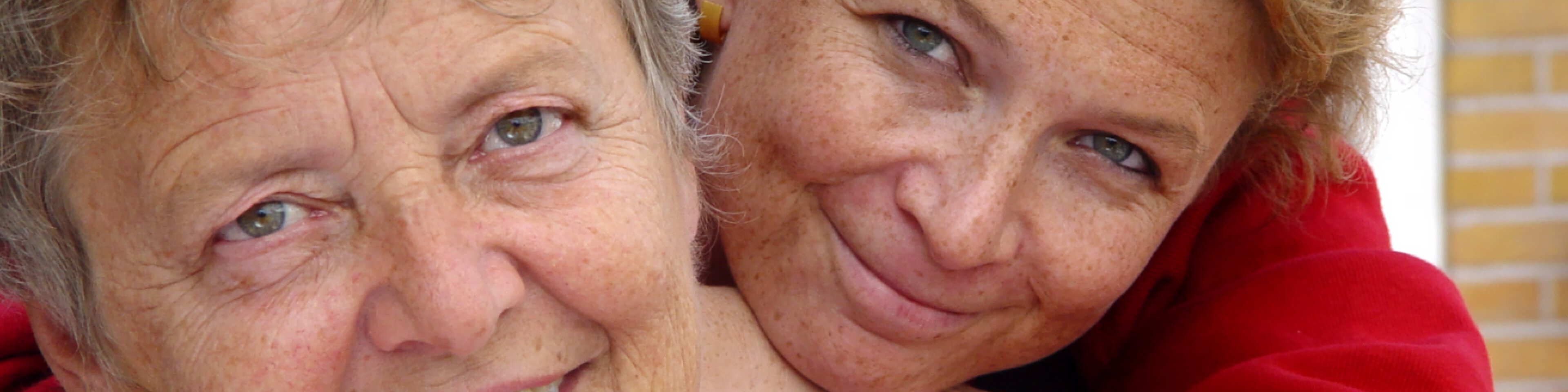 Zwei Frauen lachen in die Kamera | © ©Usch Hering - stock.adobe.com