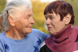 Zwei ältere Damen sehen sich in die Augen | © Olga Glaushko - Fotolia